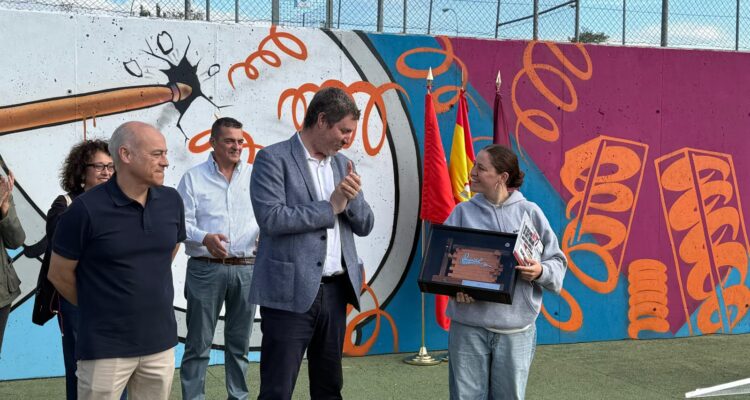La ganadora del certamen, Mariona Lihuen Gallar, en el momento de la entrega del premio en el muro de las pistas