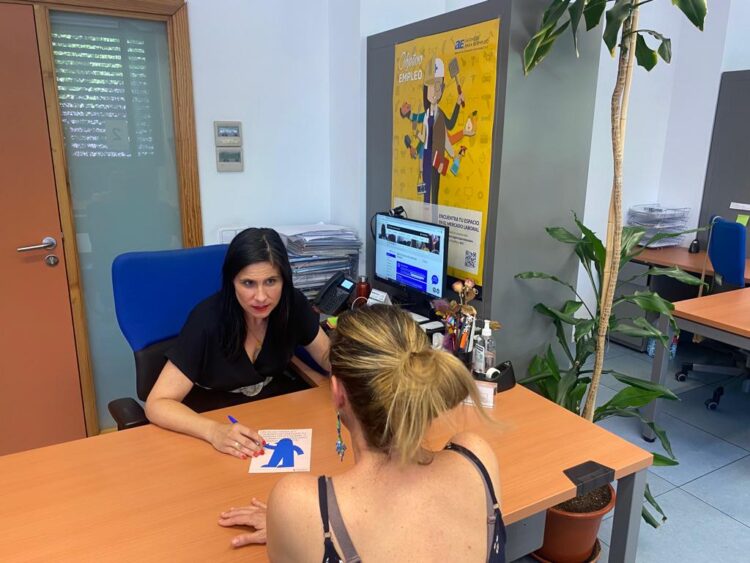 Imagen de archivo de atención a una usuaria en la Agencia para el Empleo