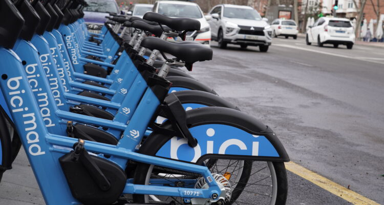 Imagen de archivo de estación de bicimad en una calle madrileña
