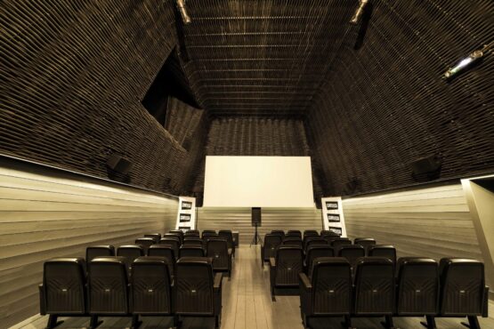 Interior de una de las salas de Cineteca Madrid, en el espacio cultural Matadero Madrid