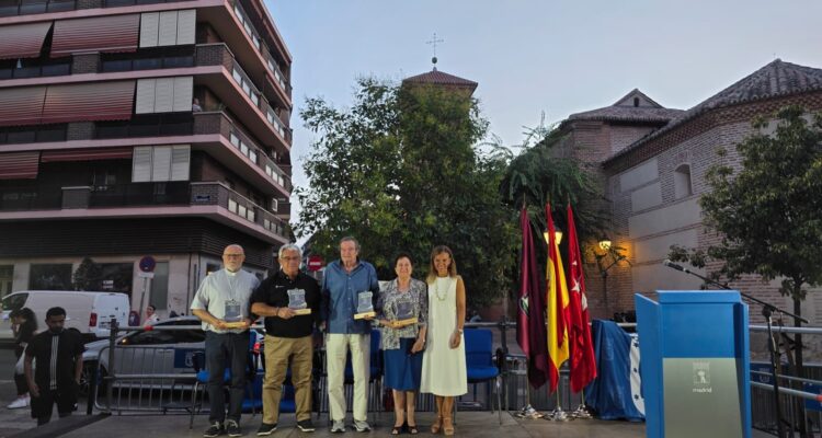 Maillo con los premiados en la plaza de la Villa de Canillejas