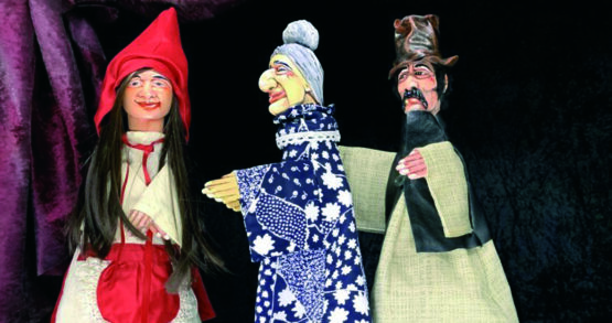 Títeres con la imagen de caperucita roja y la abuela