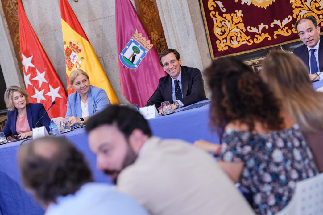 Reunión del alcalde y los concejales en el inicio de curso político