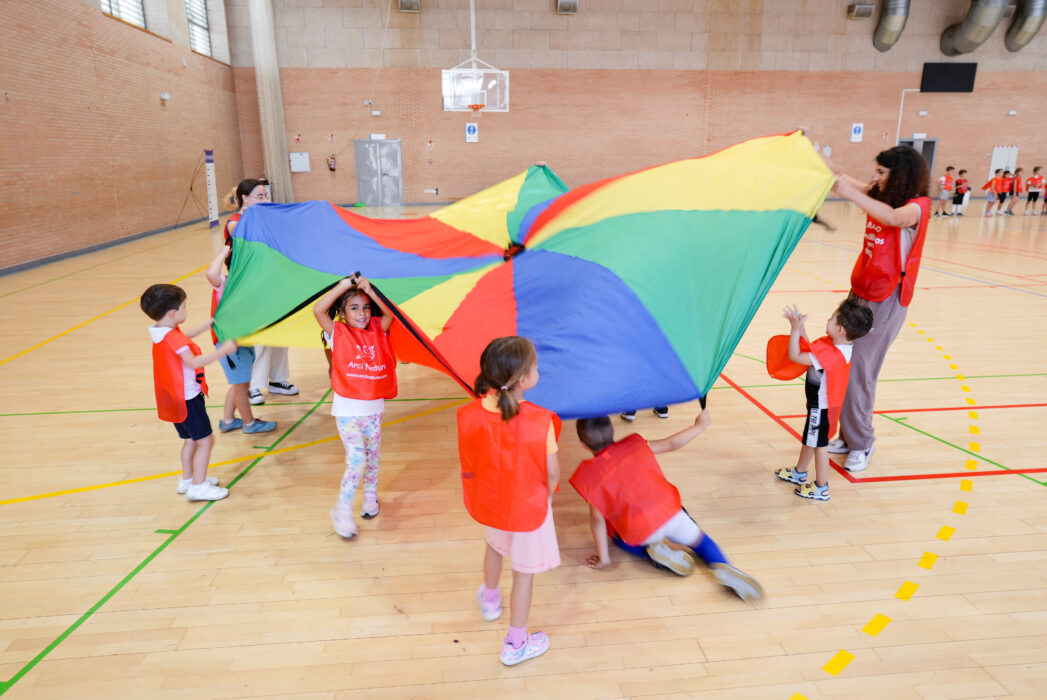 El alcalde de Madrid, José Luis Martínez-Almeida, durante su visita a uno de los nuevos campamentos urbanos ‘Madridcamp: Conciliamos con el deporte’, que se está desarrollando del 1 al 5 de septiembre en el Centro Deportivo Municipal Orcasitas.