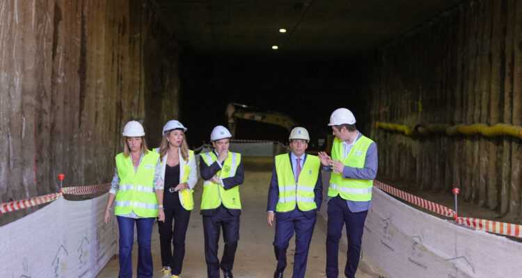 El alcalde de Madrid, José Luis Martínez-Almeida, el delegado de Urbanismo, Medio Ambiente y Movilidad, Borja Carabante, y el concejal de Latina, Alberto González, durante su visita las obras del Paseo Verde del Suroeste