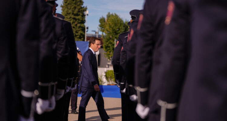 El alcalde de Madrid, José Luis Martínez-Almeida, durante el acto de entrega de despachos a 134 policías municipales
