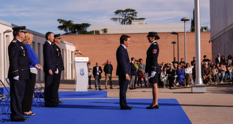 El alcalde de Madrid, José Luis Martínez-Almeida, durante el acto de entrega de despachos a 134 policías municipales