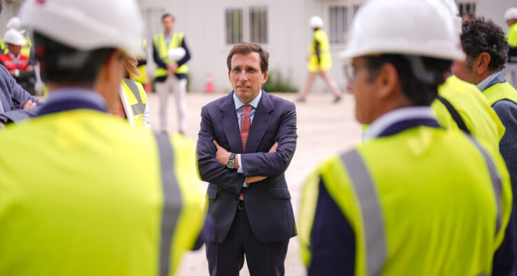 El alcalde de Madrid, José Luis Martínez-Almeida, durante su visita las obras del Paseo Verde del Suroeste