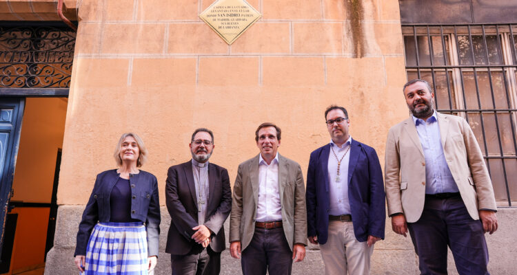 El alcalde de Madrid, José Luis Martínez-Almeida, con la delegada de Cultura, Turismo y Deportes, Marta Rivera de la Cruz, y el concejal de Centro, Carlos Segura, durante su visita a la Capilla de la Cuadra de San Isidro