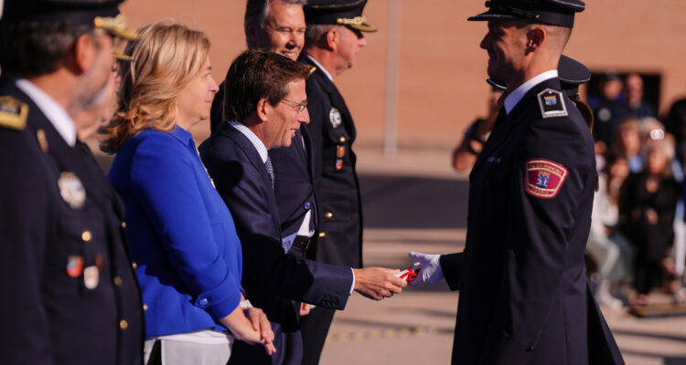 El alcalde de Madrid, José Luis Martínez-Almeida, y la vicealcaldesa y delegada de Seguridad y Emergencias, Inma Sanz, durante el acto de entrega de despachos a 134 policías municipales