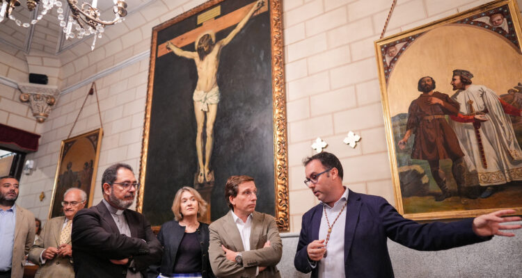 El alcalde de Madrid, José Luis Martínez-Almeida, con la delegada de Cultura, Turismo y Deportes, Marta Rivera de la Cruz, y el concejal de Centro, Carlos Segura, durante su visita a la Capilla de la Cuadra de San Isidro