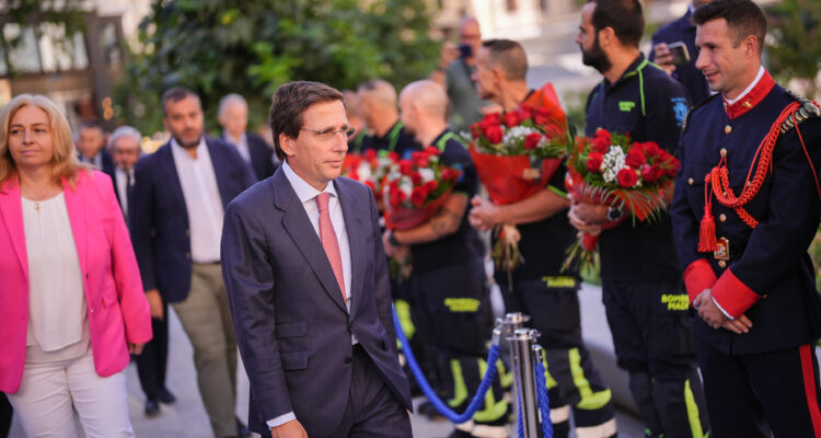 El alcalde de Madrid, José Luis Martínez Almeida, y la vicealcaldesa, Inma Sanz, durante el homenaje a los bomberos fallecidos en el incendio de los Almacenes Arias hace ahora 38 años