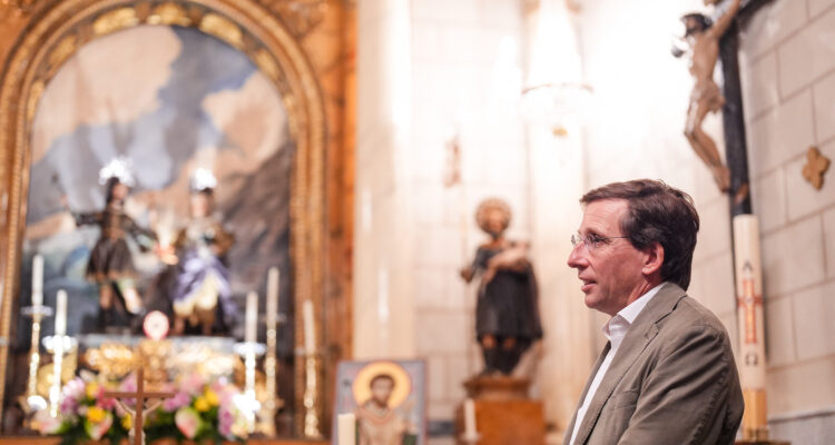 El alcalde de Madrid, José Luis Martínez-Almeida, durante su visita a la Capilla de la Cuadra de San Isidro