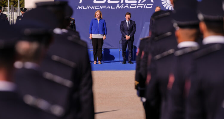 El alcalde de Madrid, José Luis Martínez-Almeida, y la vicealcaldesa y delegada de Seguridad y Emergencias, Inma Sanz, durante el acto de entrega de despachos a 134 policías municipales