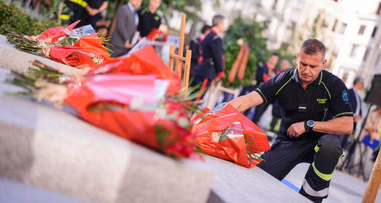 Representantes de los parques de bomberos realizan una ofrenda floral en homenaje a los bomberos fallecidos en el incendio de los Almacenes Arias hace ahora 38 años