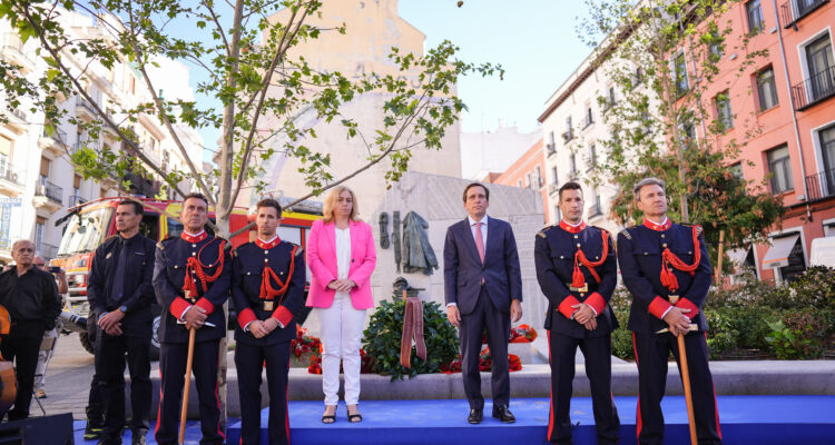 El alcalde de Madrid, José Luis Martínez Almeida, y la vicealcaldesa, Inma Sanz, durante el homenaje a los bomberos fallecidos en el incendio de los Almacenes Arias hace ahora 38 años