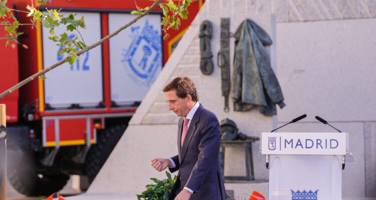 El alcalde de Madrid, José Luis Martínez Almeida, durante el homenaje a los bomberos fallecidos en el incendio de los Almacenes Arias hace ahora 38 años