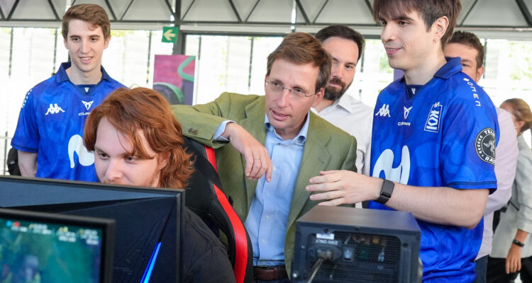 Almeida recibe a los equipos finalistas de la gran final europea del videojuego League of Legends