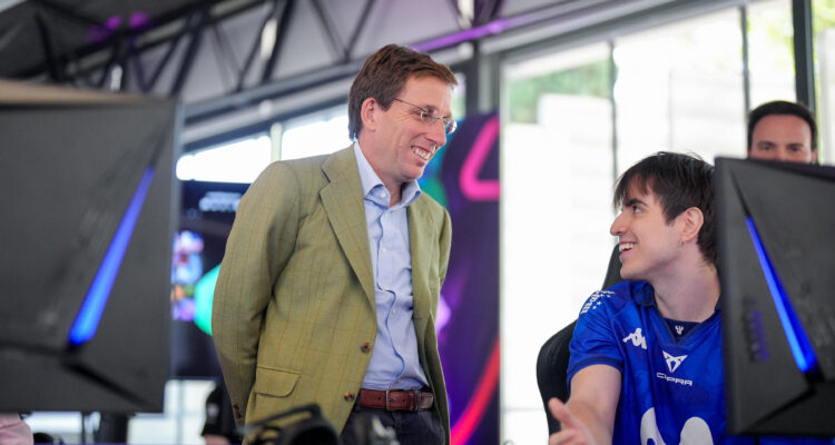 Almeida recibe a los equipos finalistas de la gran final europea del videojuego League of Legends