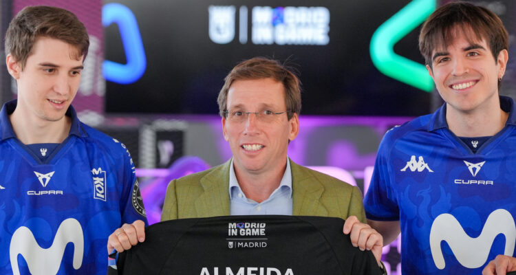 Almeida recibe a los equipos finalistas de la gran final europea del videojuego League of Legends