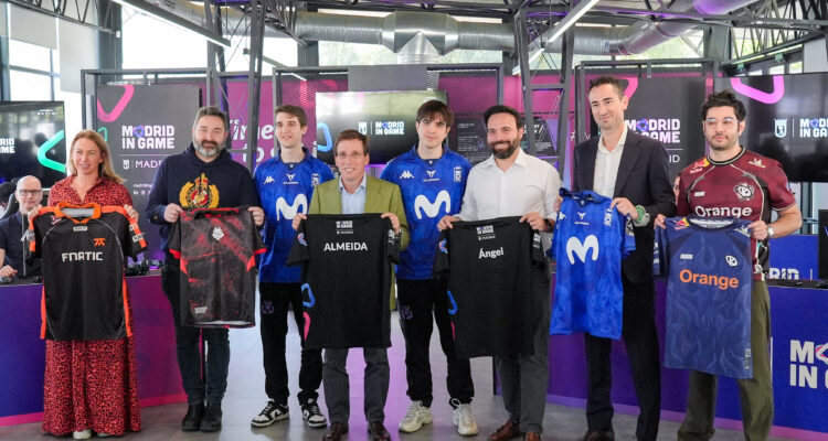 Almeida recibe a los equipos finalistas de la gran final europea del videojuego League of Legends