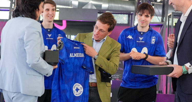 Almeida recibe a los equipos finalistas de la gran final europea del videojuego League of Legends