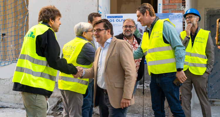 El delegado de Políticas de Vivienda y presidente de EMVS Madrid, Álvaro González, acompañado del concejal de Latina, Alberto González, durante su visita a las promociones Olivos 3 y 4