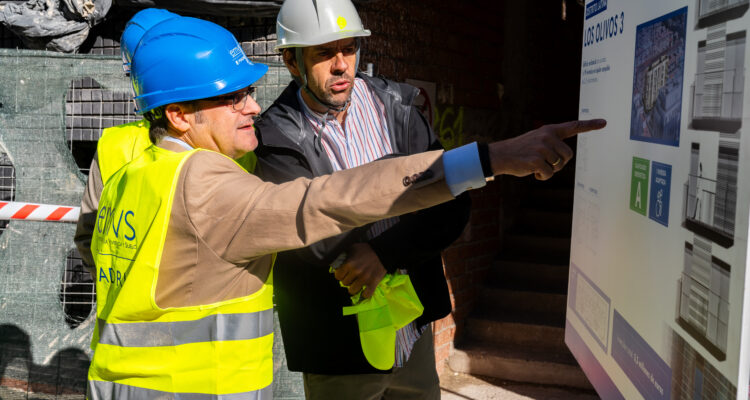 El delegado de Políticas de Vivienda y presidente de EMVS Madrid, Álvaro González, durante su visita a las promociones Olivos 3 y 4