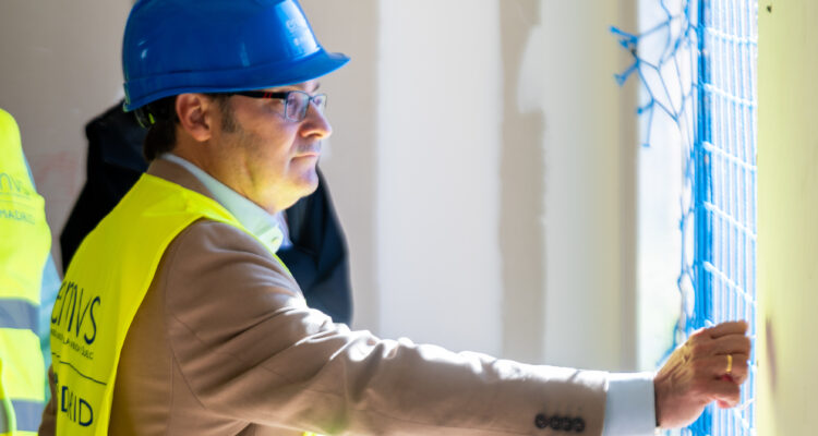 El delegado de Políticas de Vivienda y presidente de EMVS Madrid, Álvaro González, durante su visita a las promociones Olivos 3 y 4