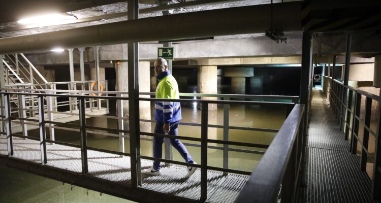 Operario en tanque de tormentas