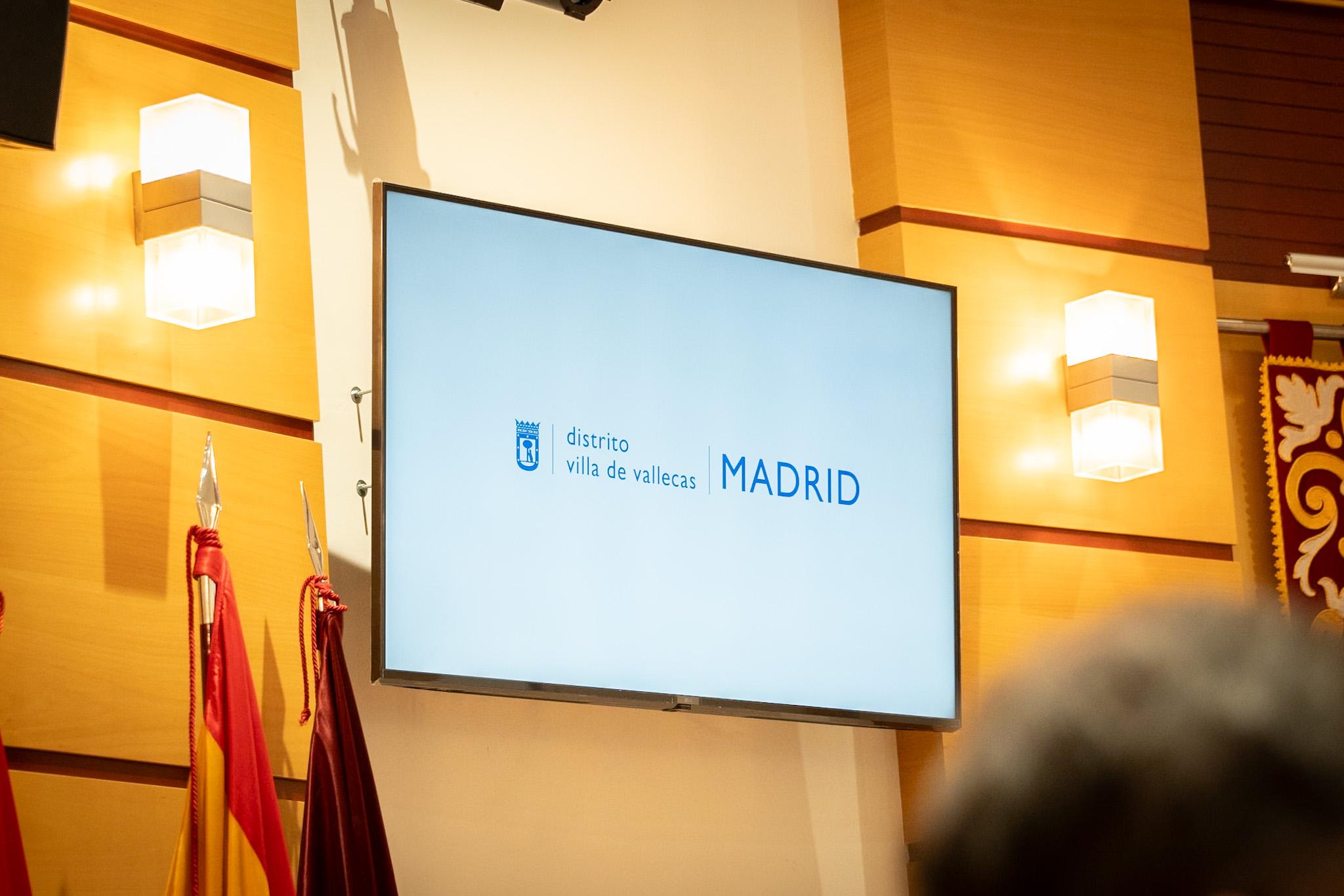 Pantalla informativa durante la celebración del Pleno sobre el Debate del Distrito
