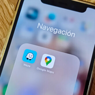 Iconos de las apps de navegación Waze y Google Maps