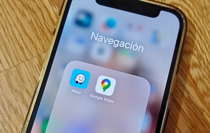 Iconos de las apps de navegación Waze y Google Maps