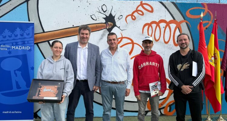 Posado de los ganadores junto al hermano de Muelle, Fernando Argüello