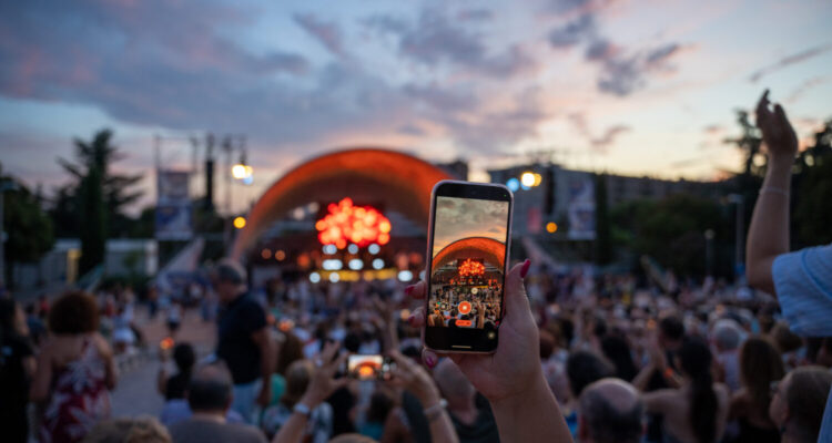 Público congregado en Celia Vive, el espectáculo que cerró Veranos de la Villa 2025 en Madrid
