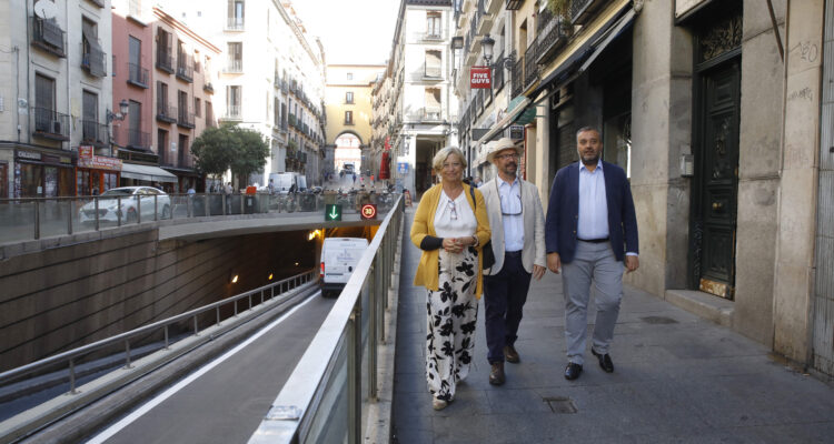 Romero y Segura en la entrada al túnel por la calle de Toledo