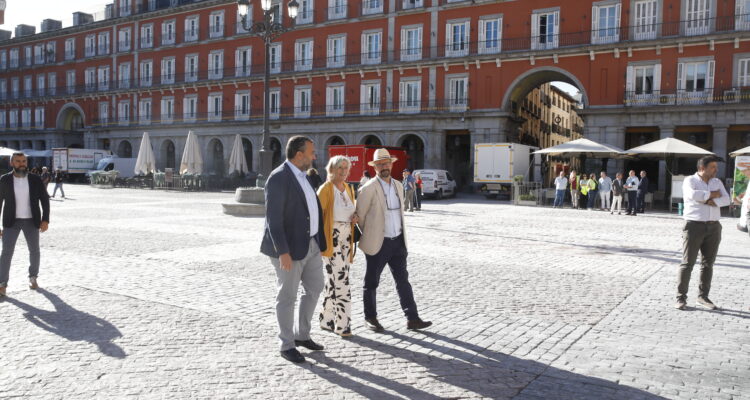 Romero y Segura visitando los trabajos en superficie del túnel bajo plaza Mayor