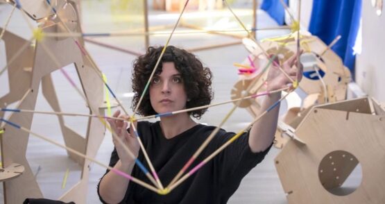 Una mujer con una manualidad