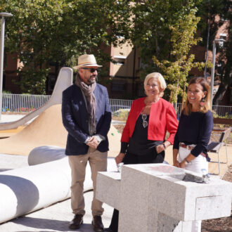 La delegada de Obras y Equipamientos, Paloma García Romero, acompañada de la concejala de San Blas-Canillejas, Almudena Maíllo, en el entorno rehabilitado del CEIP Valle-Inclán. Imagen de Rafa Albarrán