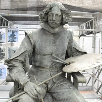 Imagen de la estatua de Velázquez en el paseo del Prado de Madrid durante su restauración