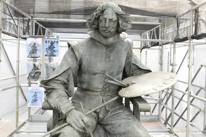 Imagen de la estatua de Velázquez en el paseo del Prado de Madrid durante su restauración