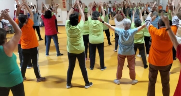 socios en clase de gimnasia, uno de los talleres de los CMM de Ciudad Lineal