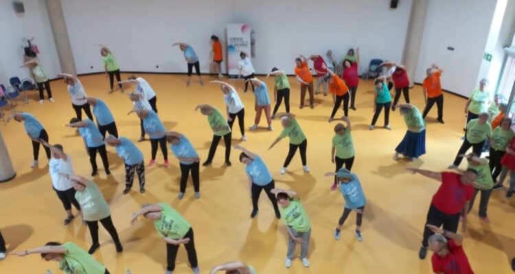 socios en clase de gimnasia, uno de los talleres de los CMM de Ciudad Lineal