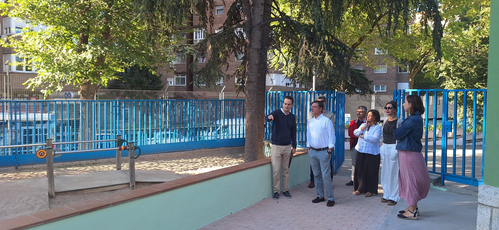 El concejal de Fuencarral-El Pardo, José Antonio Martínez Páramo, en la visita a la finalización de las obras del CEIP Cardenal Herrera Oria en uno de los patios del centro con personal del mismo y de la junta municipal
