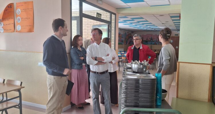 Martínez Páramo en el CEIP Cardenal Herrera Oria tras las obras de mejora visitando el comedor del centro junto a personal municipal y del colegio