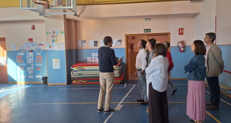 El concejal de Fuencarral-El Pardo en uno de los patios interiores del centro observando las mejoras tras las obras