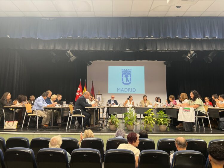 Imagen del pleno de Arganzuela en un auditorio