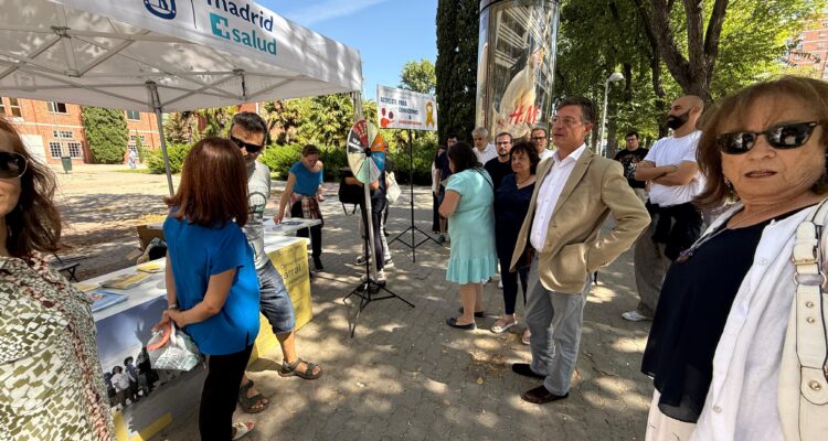 El concejal de Fuencarral-El Pardo, José Antonio Martínez Páramo, en la carpa especial informativa sobre la prevención del suicidio