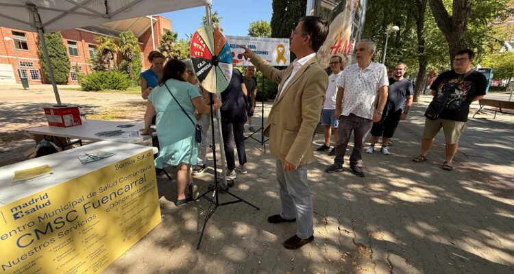 El concejal de Fuencarral-El Pardo, José Antonio Martínez Páramo, en la carpa especial informativa sobre la prevención del suicidio