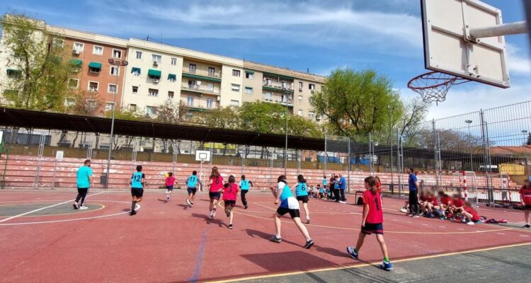 grupo de personas jugando al baloncesto en la Semana del Deporte